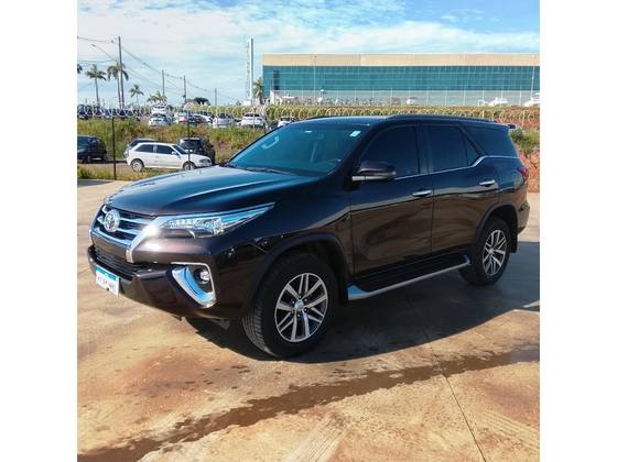 TOYOTA HILUX SW4 2.8 SRX 4X4 7 LUGARES 16V TURBO INTERCOOLER DIESEL 4P AUTOMÁTICO